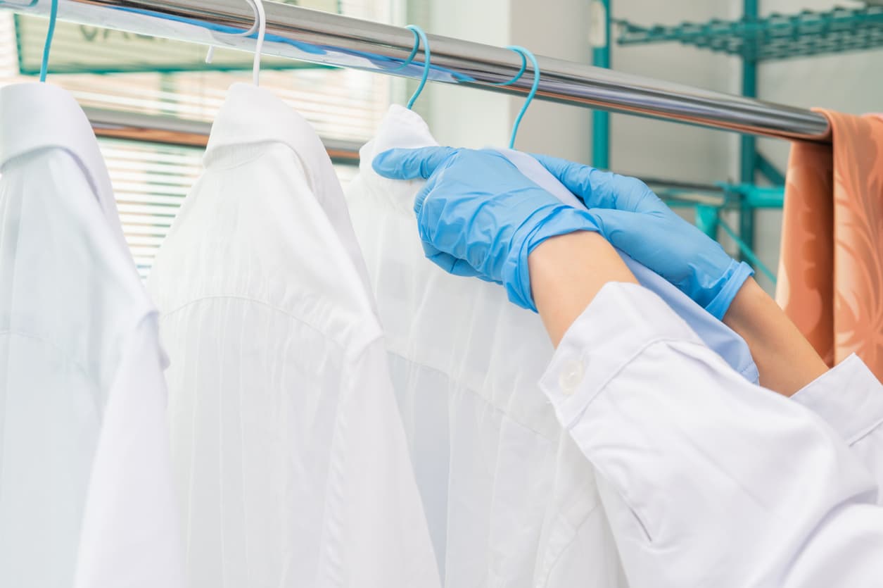 <b>8. Liox Cleaners, </b>ciudad de Nueva York:
<b> </b>Trabajadores han denunciado que la ausencia de protocolos ante la pandemia de covid-19, la falta de ventilación y de protección ante químicos tóxicos. En febrero de 2021 los trabajadores de Liox Cleaners se unieron para formar un sindicato para abordar las condiciones laborales inseguras; poco después, su empleador cerró las instalaciones y despidió a todos los trabajadores allí. En febrero de 2022, la Junta Nacional de Relaciones Laborales descubrió que Liox Cleaners y su empresa matriz, Wash Supply Laundromat, habían violado la ley laboral federal y ordenó que todos los trabajadores fueran reincorporados con salarios retroactivos.