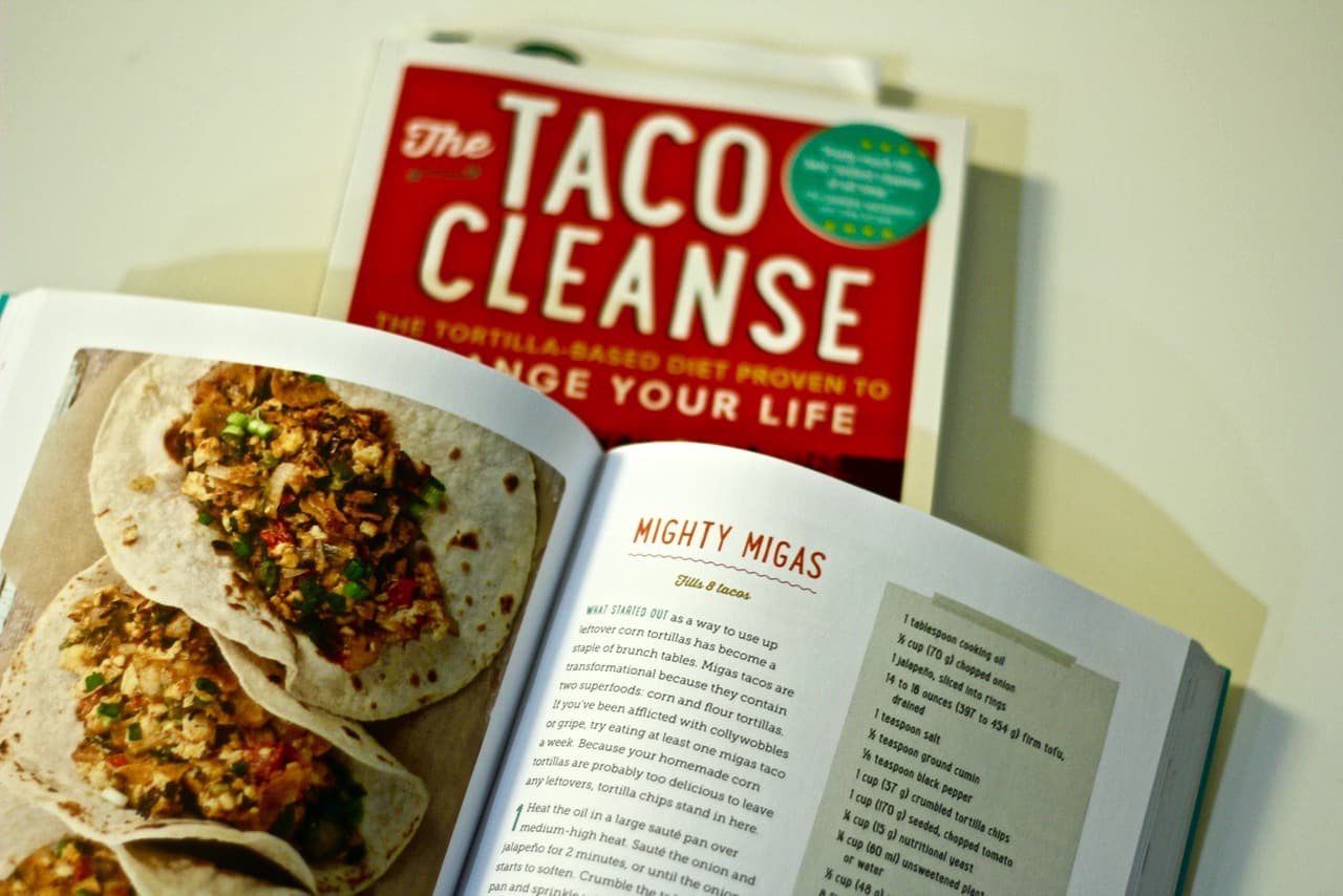 El libro que ya está a la venta por Amazon, ofrece a los lectores recetas y consejos explicando cómo debe hacerse este régimen dietario para desintoxicar tu cuerpo y bajar esas libritas de más.