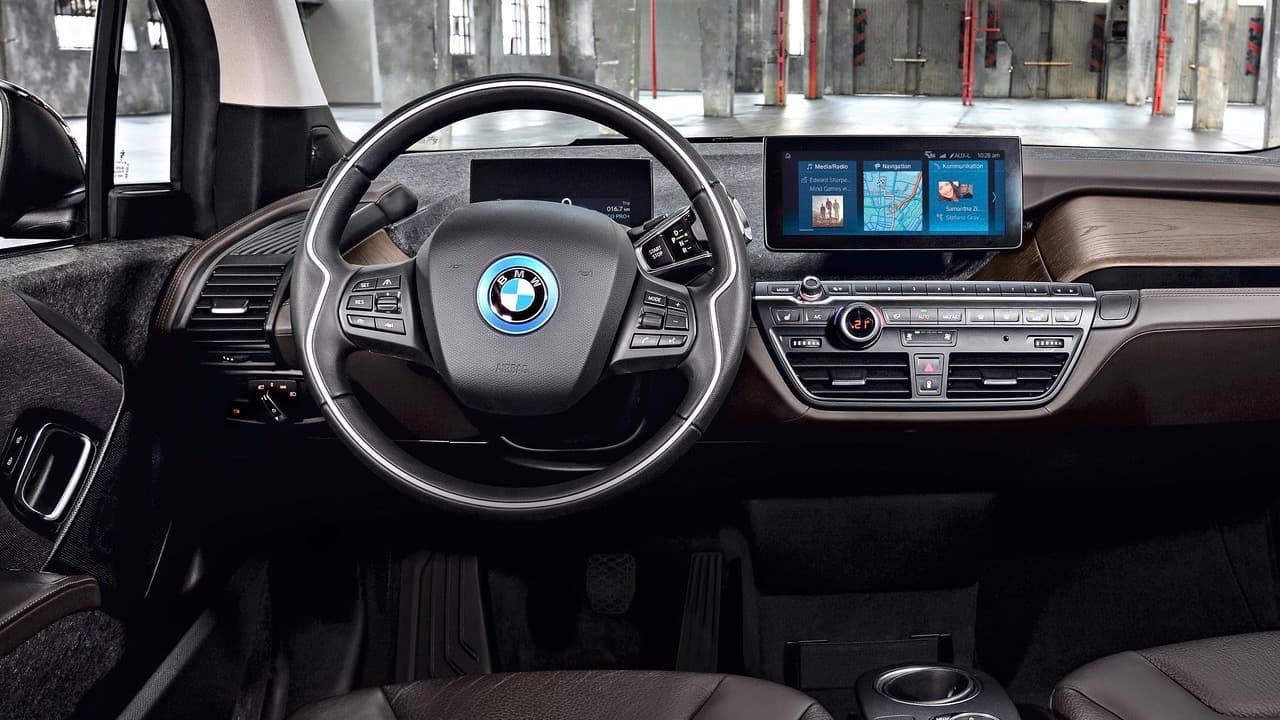 El interior del BMW i3 está hermosamente diseñado. Su tablero utiliza largas piezas de madera en su práctico tablero que lucen como si hubiesen sido diseñadas por artesanos escandinavos. La existencia de una media puerta con bisagras traseras potencian al aspecto práctico de este vehículo.
<br>
<br>El BMW i3 dispone de un motor electrico desarrollado por BMW y que distribuye la potencia a las ruedas traseras a través de una transmisión de una sola velocidad. El motor puede desarrollar una potencia máxima de 
<b>170 caballos de fuerza</b> y torque de hasta 
<b>184 lbs.-pie</b>.