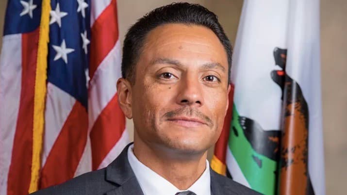 Benny Juarez Alcalá cargaba su auto eléctrico cuando fue baleado en mall de Bakersfield