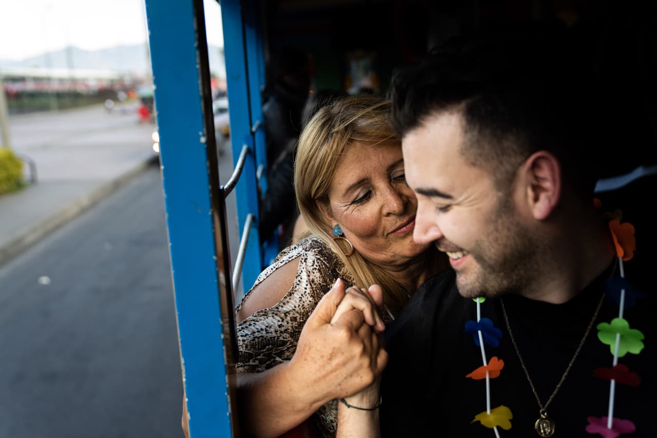 Ana Jiménez mira a su hijo en una chiva, un autobús tradicional de Colombia, mientras pasean por Bogotá el 8 de enero de 2020 al reencontrarse después de 32 años.