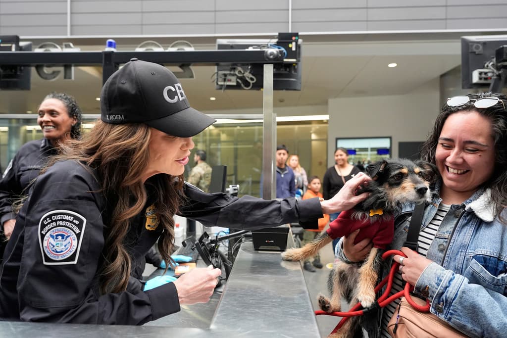 Este domingo, Noem saludó a
<b>Jessica Medina y a su perrita Luna</b> durante su recorrido por el puerto fronterizo de San Ysidro.