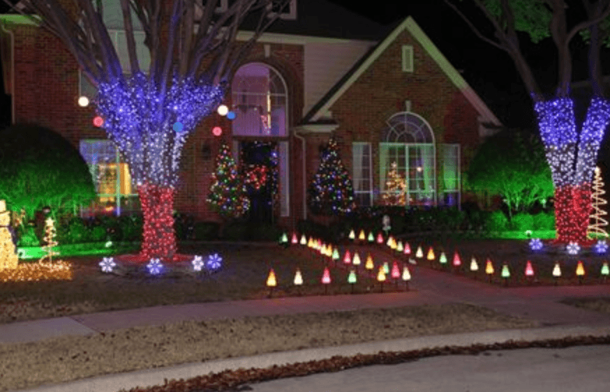 <b>Deerfield en Plano. </b>Sus residentes se enorgullecen de decorar sus hogares para las festividades con miles de luces. La temporada es del 1 al 30 de diciembre. Se pide a los visitantes entrar por Legacy en Colonnade o Archgare y seguir los letreros. Las luces se encienden entre las 7:00 y las 10:00 pm. Si algún visitante quiere caminar por el área, se recomienda estacionarse cerca de Quincy Road para evitar congestionar las vías. Se ofrecen 
<a href="www.dfwcarriages.com">paseos en carroza</a> ($145 para 6 pasajeros), pero si va en su propio auto es gratis. Más información en el sitio de la 
<a href="http://deerfieldplano.org/page/616~887056/Holiday-Information">Asociación de Vecinos de Deerfield.</a>