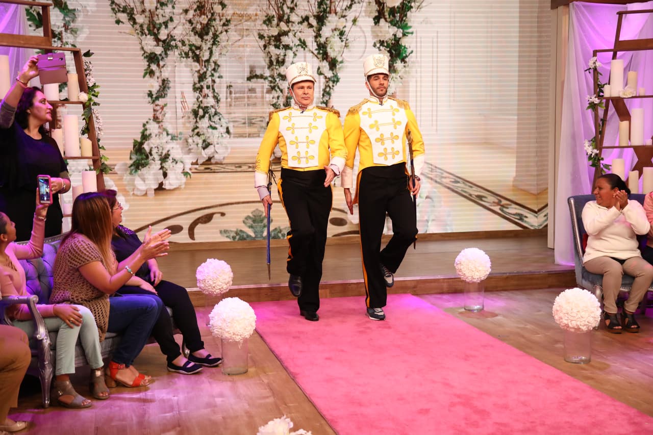 Alan Tacher y el chef Yisus no se quedaron, atrás, también estaban vestidos para la ocasión.