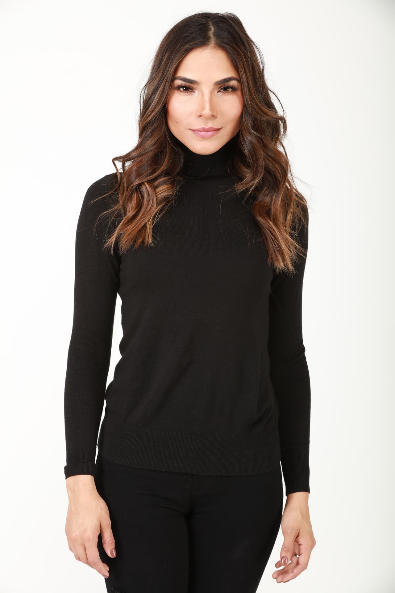 "El modelaje es casi como la actuación", asegura Alejandra sobre cómo se debe posar para lograr una foto espectacular. Mira 
<b><a href="http://www.univision.com/shows/la-reina-de-la-cancion/capitulo-4-alejandra-la-de-tijuana-en-la-alejandra-te-dice-como-lucir-como-una-estrella-video" target="_blank">el video</a></b> de cómo se realizó su sesión fotográfica para conquistar al mercado norteamericano.