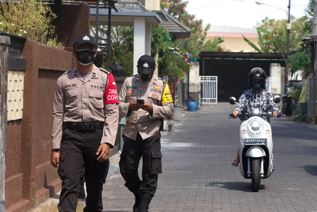 Normalmente
<b>el turismo es la principal fuente de ingresos para los 4 millones de habitantes de Bali,</b> que recibían a más de 5 millones de visitantes extranjeros al año antes de la pandemia.