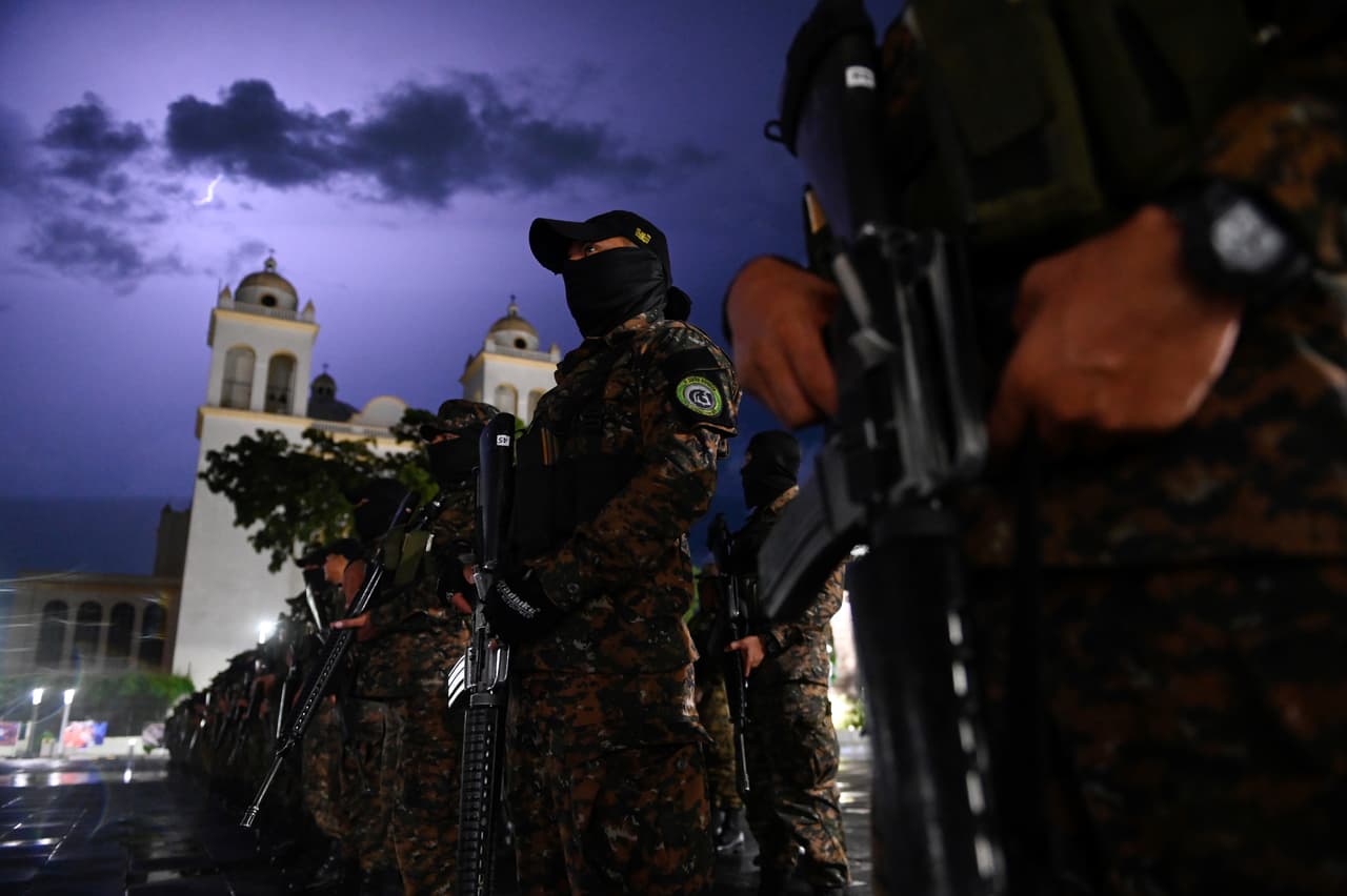 <b>El Salvador. </b>El país centroamericano tiene un gran problema: el crimen. Los delitos violentos como asesinatos, asaltos, violaciones y robos a mano armada son comunes. A eso hay que sumarle 
<b>la violencia que generan las pandillas,</b> que han implantado la extorsión, la delincuencia callejera, el narcotráfico y el tráfico de armas prácticamente por todo el país. Por si fuera poco, la policía local no tiene los recursos necesarios para responder eficazmente ante una situación de peligro para el turista.
<b> </b>La fotografía muestra a fuerzas de seguridad en el centro de San Salvador dentro del lanzamiento de un nuevo plan de seguridad del presidente Nayib Bukele.
<br>