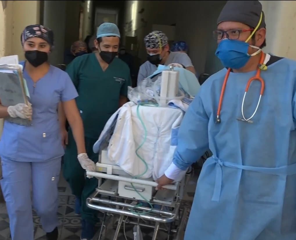 Tras la noticia, los padres no pudieron ocultar su angustia, mientras los doctores veían los pasos quirúrgicos a seguir. Para fortuna de todos, los médicos pudieron determinar que no compartían ni columna ni órganos,
<b> por lo que la separación era viable.</b>
<br>