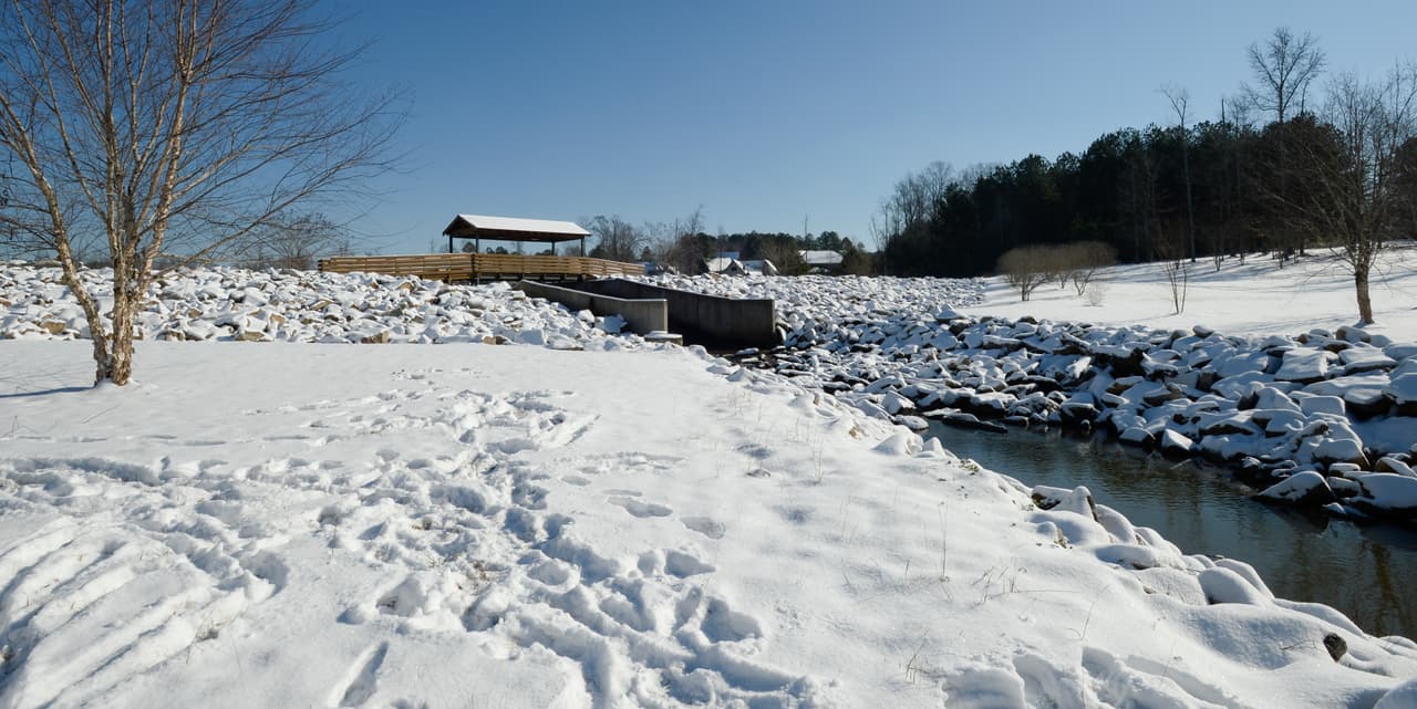 La nieve se amontona en un vecindario de Auburn, Alabama. Algunas áreas del centro sur del país sufrieron temperaturas mínimas extremas. En Nueva Orleans los termómetros midieron hasta 20 grados Fahrenheit, superando su récord anterior de 23 grados establecido en 1977.