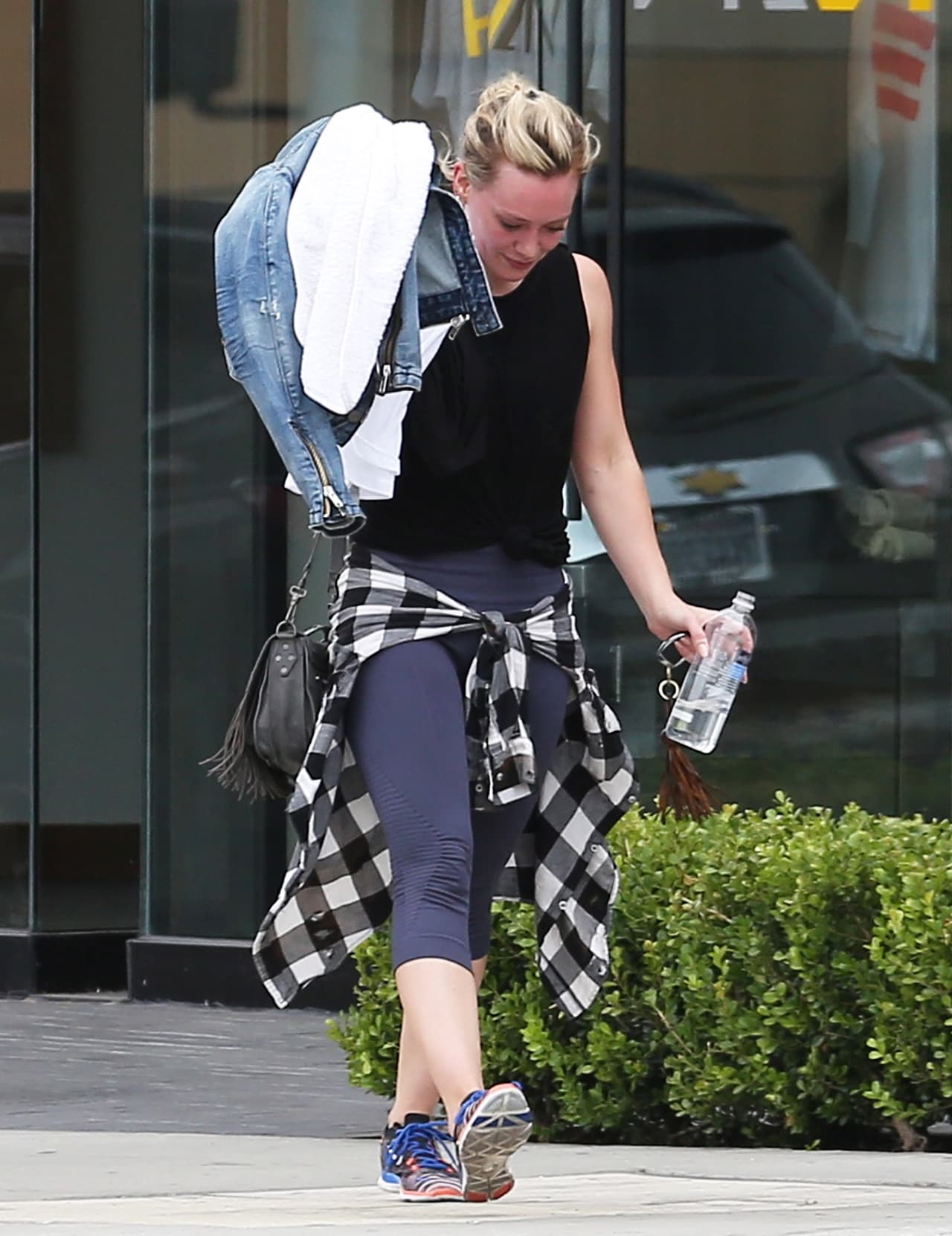 Intentó ocultarse bajo su chamarra.