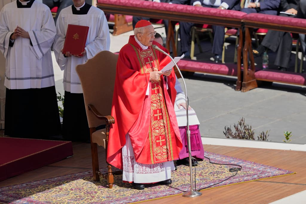 La misa del funeral estuvo presidida por el cardenal decano, Giovanni Battista Re, quien en su homilía evocó el pensamiento del papa Francisco a favor de los inmigrantes y refugiados del mundo, y también por el fin de las guerras. "La guerra siempre deja al mundo peor de como era antes: es para todos una derrota dolorosa y trágica", dijo.