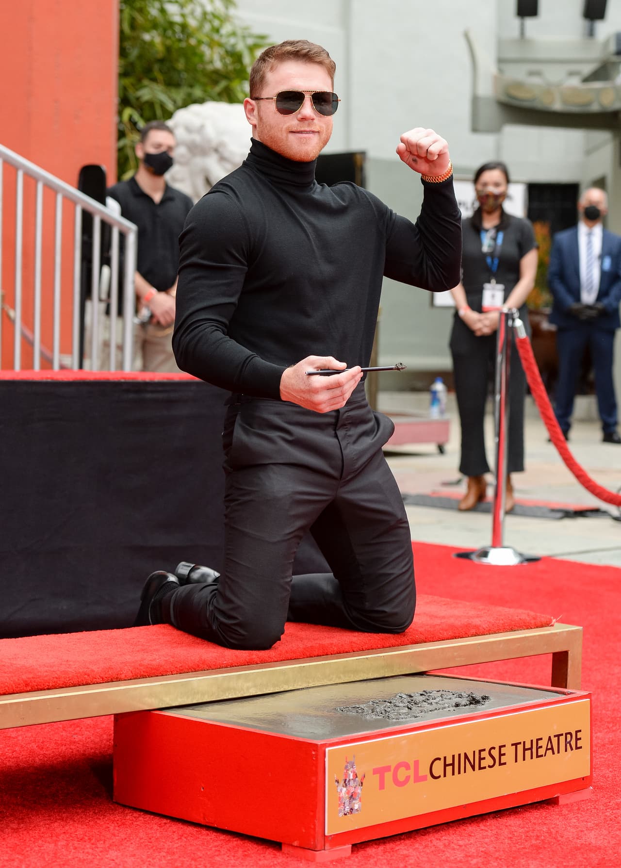 El boxeador mexicano se unió a un grupo muy selecto de celebridades cuyas huellas han sido plasmadas a las afueras de este emblemático lugar, en el corazón de Los Ángeles.