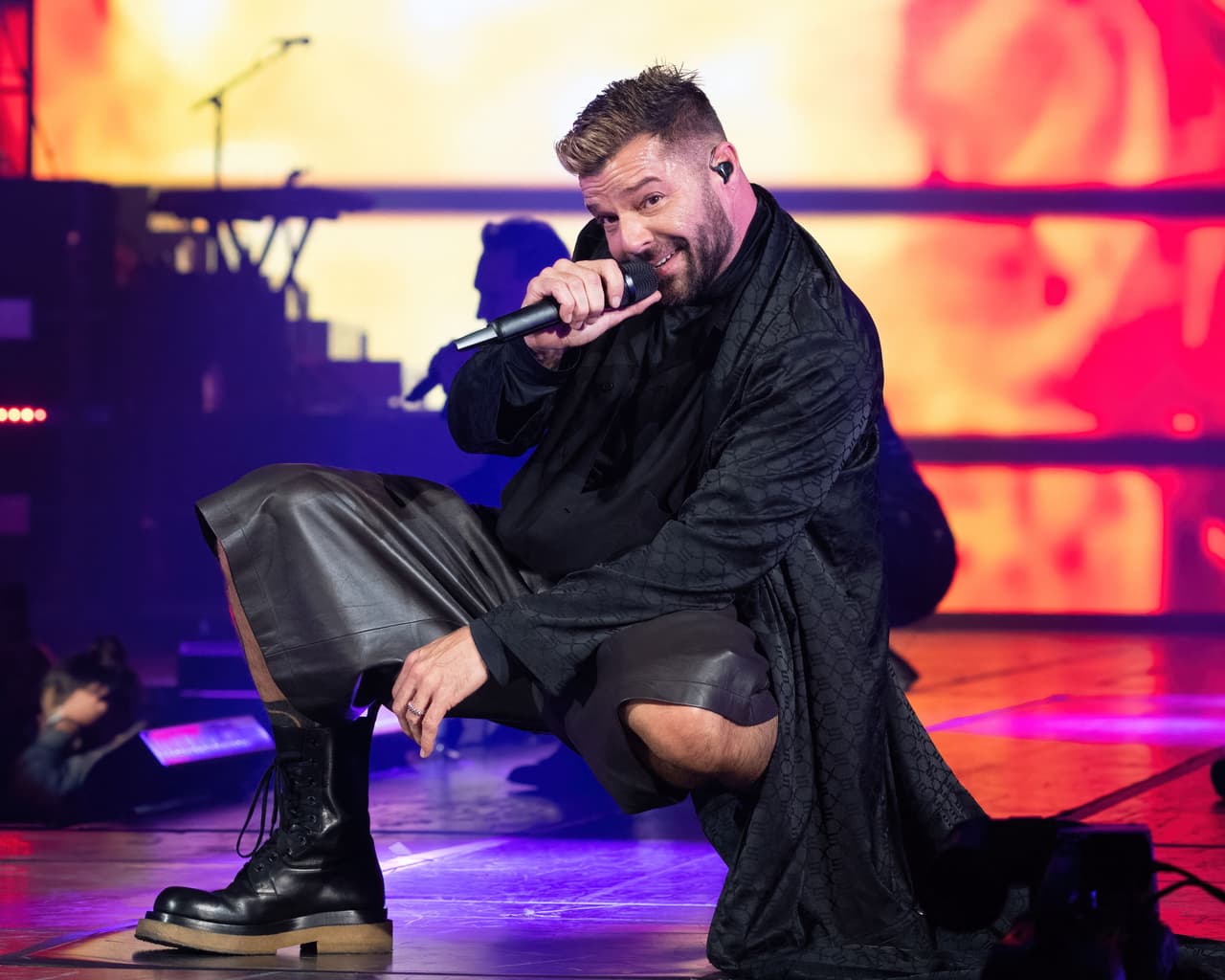 <h2 class="cms-H2-H2">Ricky Martin </h2>
<br>
<br>Es uno de los nombres más reconocidos en la música latina. Después de años de especulación y rumores, finalmente, en 2010, anunció públicamente su homosexualidad, convirtiéndose en un símbolo de valentía y orgullo para la comunidad LGBTQ+. Su música y carisma han dejado una huella imborrable en la industria musical, inspirando a muchos artistas.