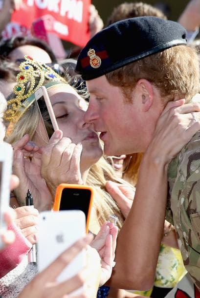 ¡Oh, no, esperen! ¿Qué pasó aquí? ¿Qué hace esta mujer besando al príncipe Harry?