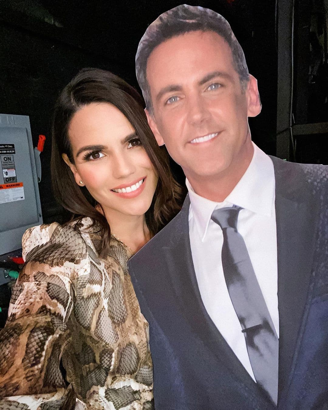 Karina Banda y Carlos Ponce siguen tan enamorados como el primer día. La producción de El Gordo y La Flaca imprimió una divertida foto en tamaño real de su esposo por lo que cada que sale al tema lo tenemos en pantalla.