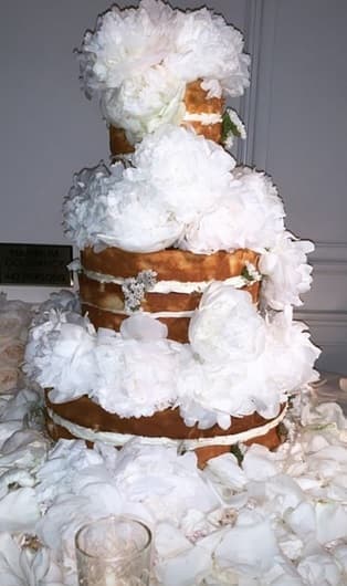 Aunque la pareja se había casado en octubre
<b> </b>pasado con una ceremonia pequeña e íntima en Jamaica, después decidieron hacer un festejo más grande y lujoso con un costo de 1
<b> </b>millón de dólares, según una fuente del Daily Mail.