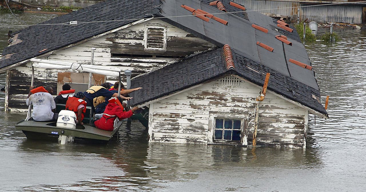 <b>Voluntarios buscan sobrevivientes luego que el huracán Katrina devastara la ciudad de Nueva Orleans, Louisiana (29 de agosto 2005). </b>El huracán embistió con fuertes vientos y lluvia a los estados de Misisipi, Alabama, y Florida, pero la peor parte la llevó Nueva Orleans. En esta ciudad la fuerza del agua y el viento rompió los diques que protegían la ciudad contra las inundaciones, lo que causó estragos en la población. 
<a href="https://www.univision.com/noticias/fenomenos-naturales/los-10-huracanes-mas-devastadores-de-la-historia-en-eeuu-fotos-fotos"><u>Vea aquí las fotos de los los 10 huracanes más devastadores de la historia en EEUU</u></a>