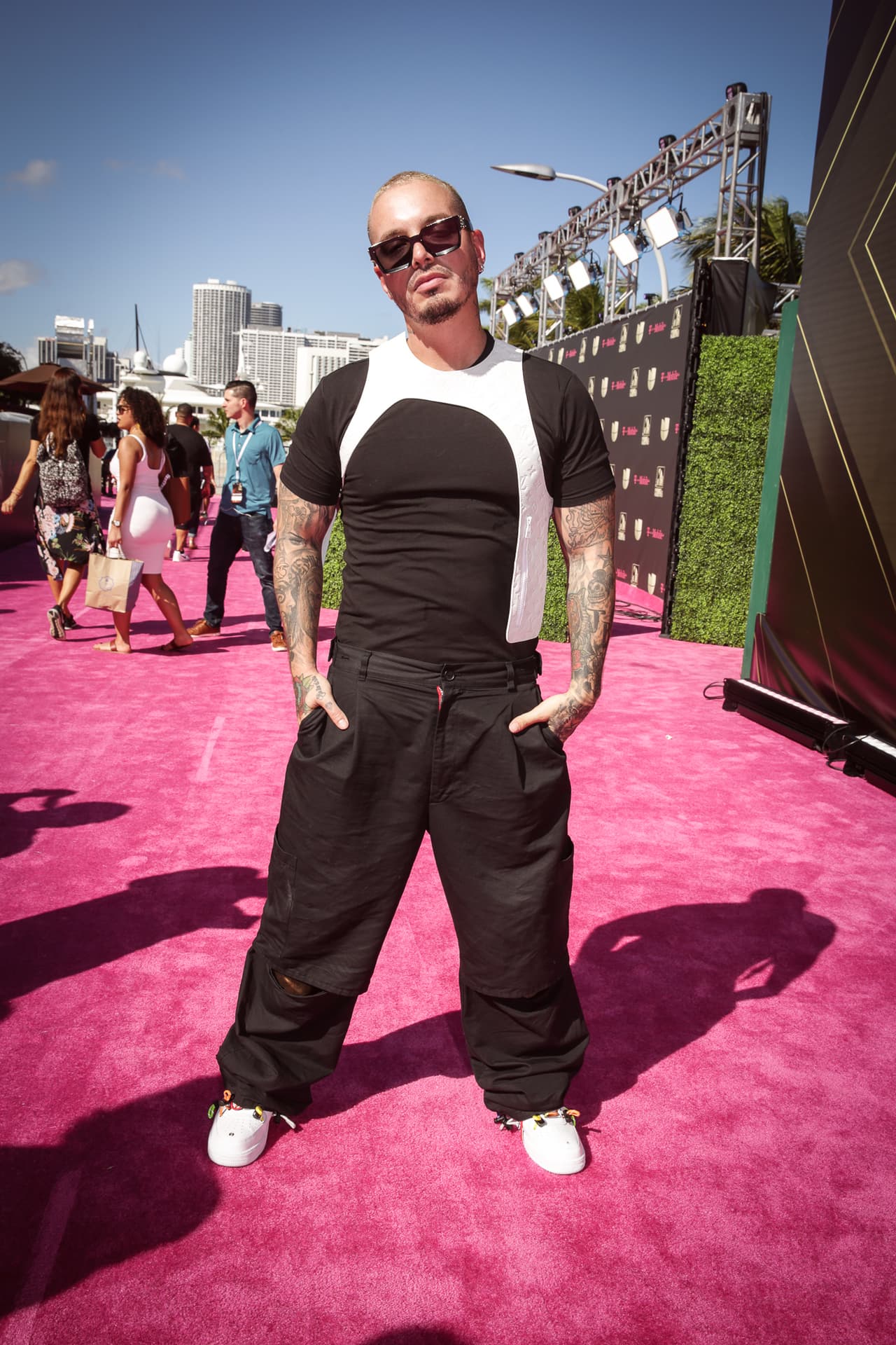 Y cuando ensayó 
<b>cómo será su paso por la alfombra magneta de PLN</b>, sacó unos segundos y le sonrió a nuestro fotógrafo.