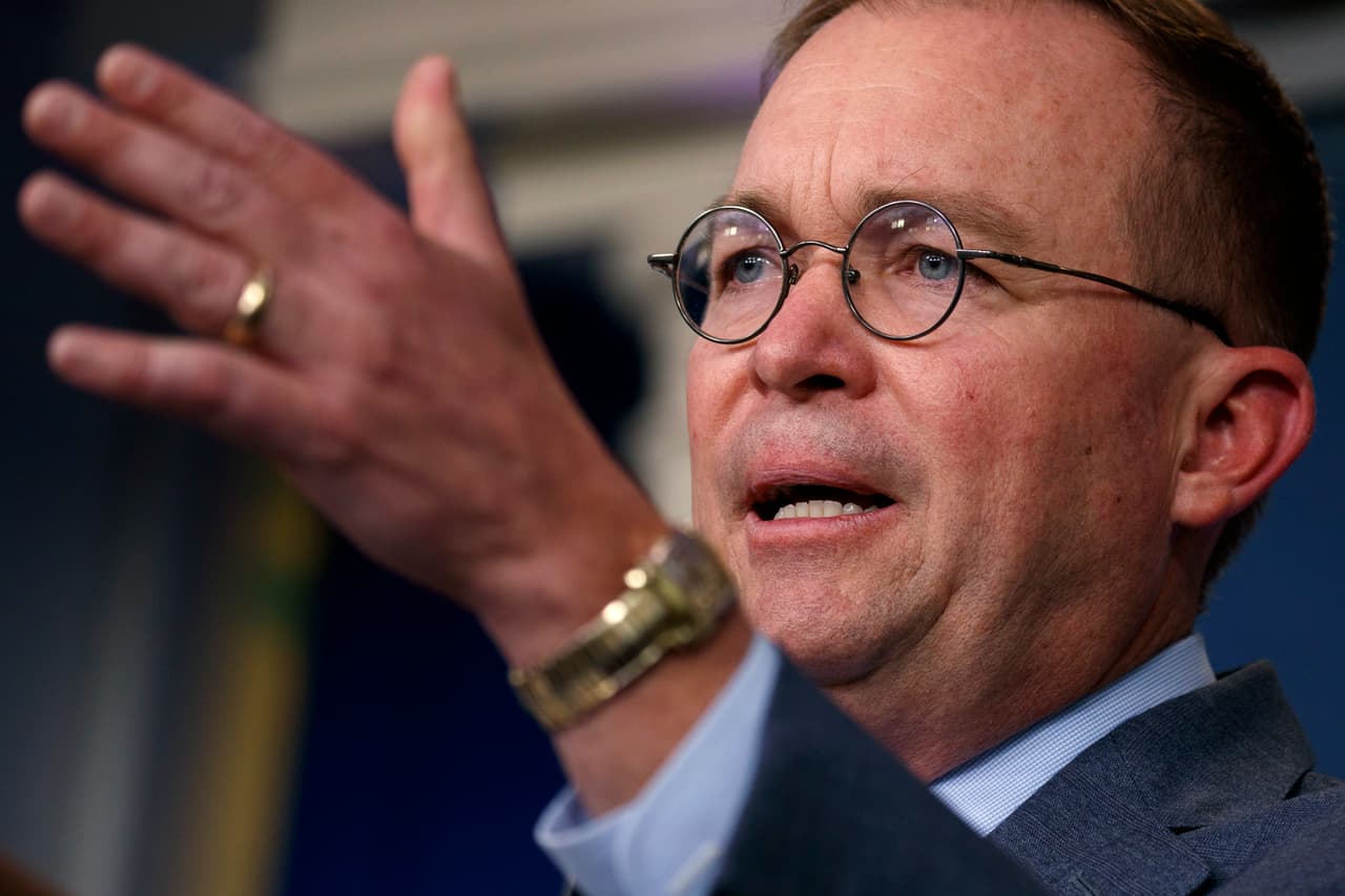 El jefe de gabinete de Trump, Mick Mulvaney, en una conferencia de prensa el 17 de octubre del 2019. (AP Photo/Evan Vucci)