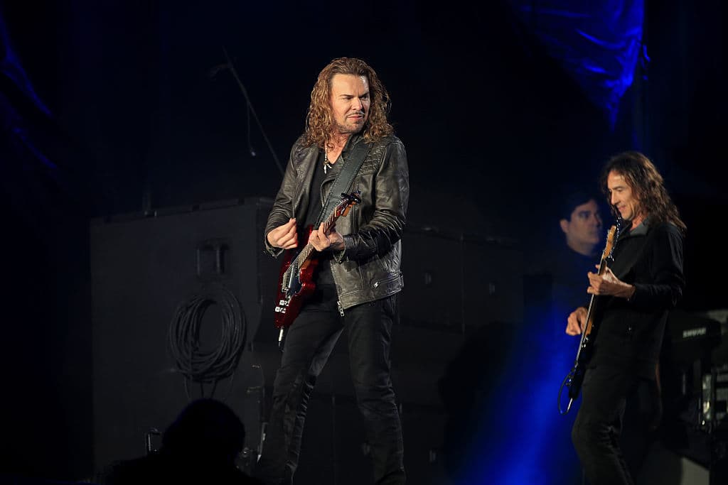 <b>Fernando Olvera</b>, vocalista y líder de 
<b>Maná</b>, visitó recientemente, el albergue habilitado en el Auditorio Benito Juárez, en Zapopan, donde se refugian diferentes grupos de inmigrantes centroamericanos, y les cantó ‘Rayando el sol’ y ‘En el muelle de San Blas’.