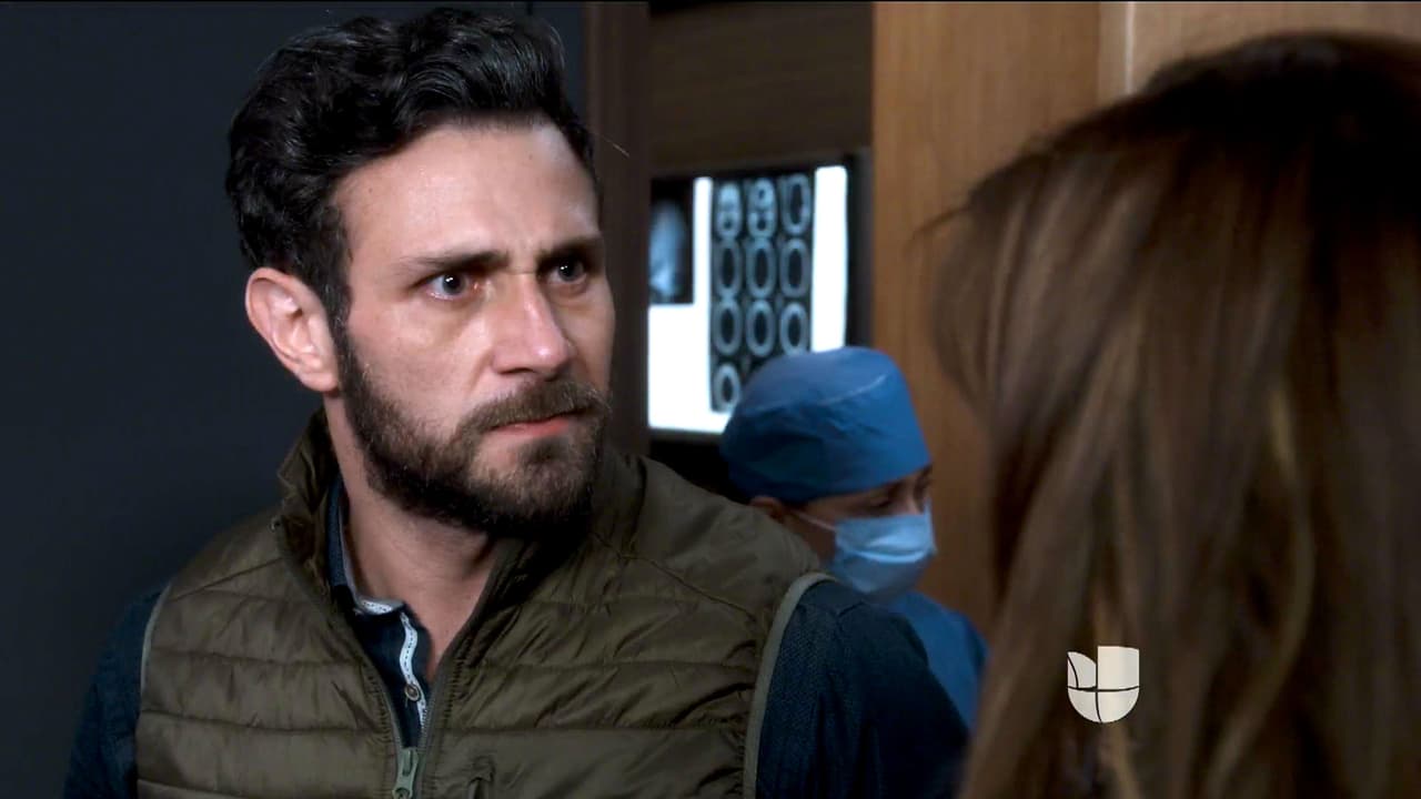 <b><a href="http://www.univision.com/novelas/caer-en-tentacion/santiago-le-revelo-a-raquel-que-carolina-y-damian-eran-amantes-video">Santiago apareció furioso en el hospital para revelarle a Raquel el romance de sus parejas</a></b>. ¿Qué harán para enfrentar las infidelidades de sus parejas?