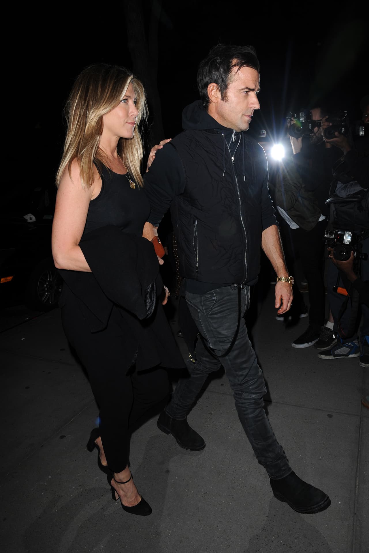 Pero ella sigue con su vida como si nada ocurriera.