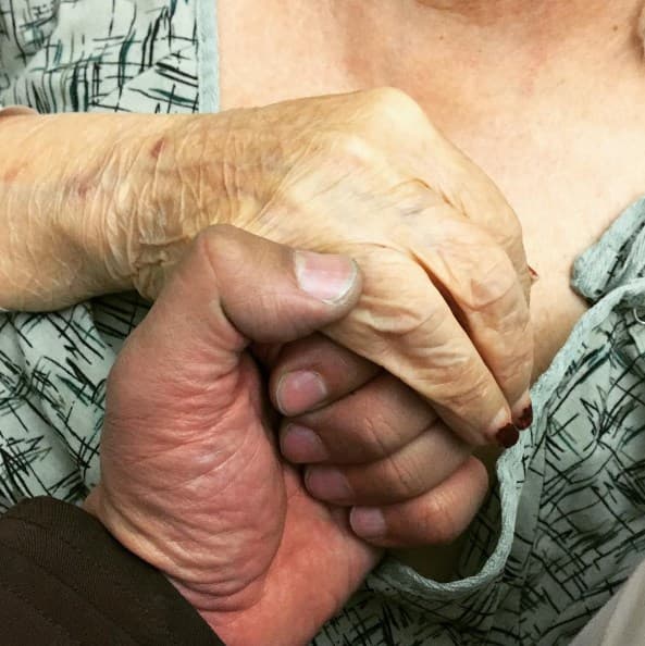 "Recuerdo como desde niño la tomaba de su dedo pequeño (el meñique) y no la soltaba. Hoy al hacer lo mismo los recuerdos y el amor hacia mi mamá fluye sin juicios, sin culpas, sin restricciones, sin barreras. Al estar con ella solo siento amor" (Febrero 4, 2017).