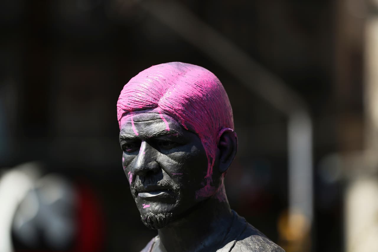 Una estatua de un hombre al que le pintaron el cabello de rosado en una de las protestas contra la violencia de género en Ciudad de México. Las sucesivas manifestaciones representan una intensificación de la lucha de las mexicanas contra la violencia y la impunidad, en uno de los países más peligrosos del mundo para las mujeres.