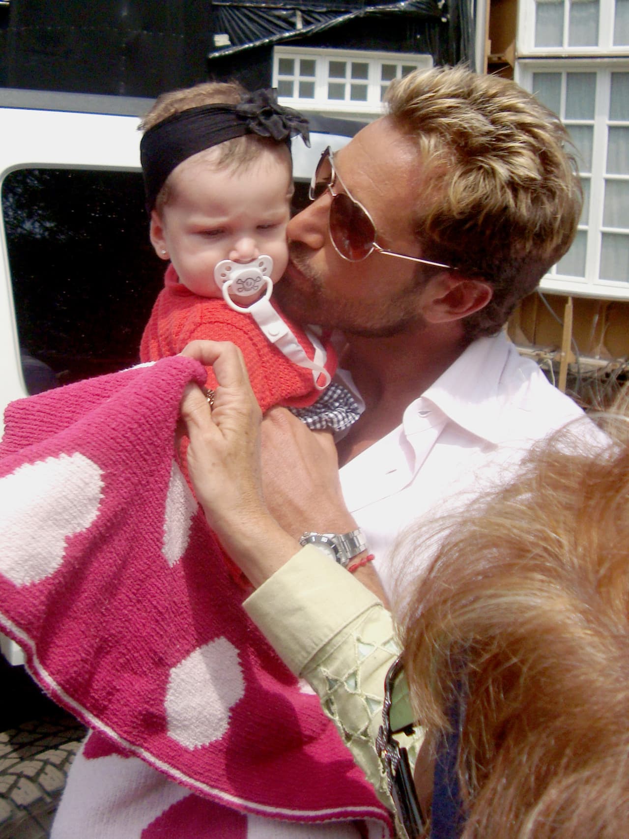<b>2009 - Debutan como padres de Elissa Marie</b>
<br>
<br>El 17 de febrero de 2009, llegó al mundo Elissa Marie Soto-Borja Bazán, la primera hija de la pareja. Gabriel Soto estaba tan feliz con la niña que hasta la llevó con él a las grabaciones de la telenovela 'Sortilegio'.