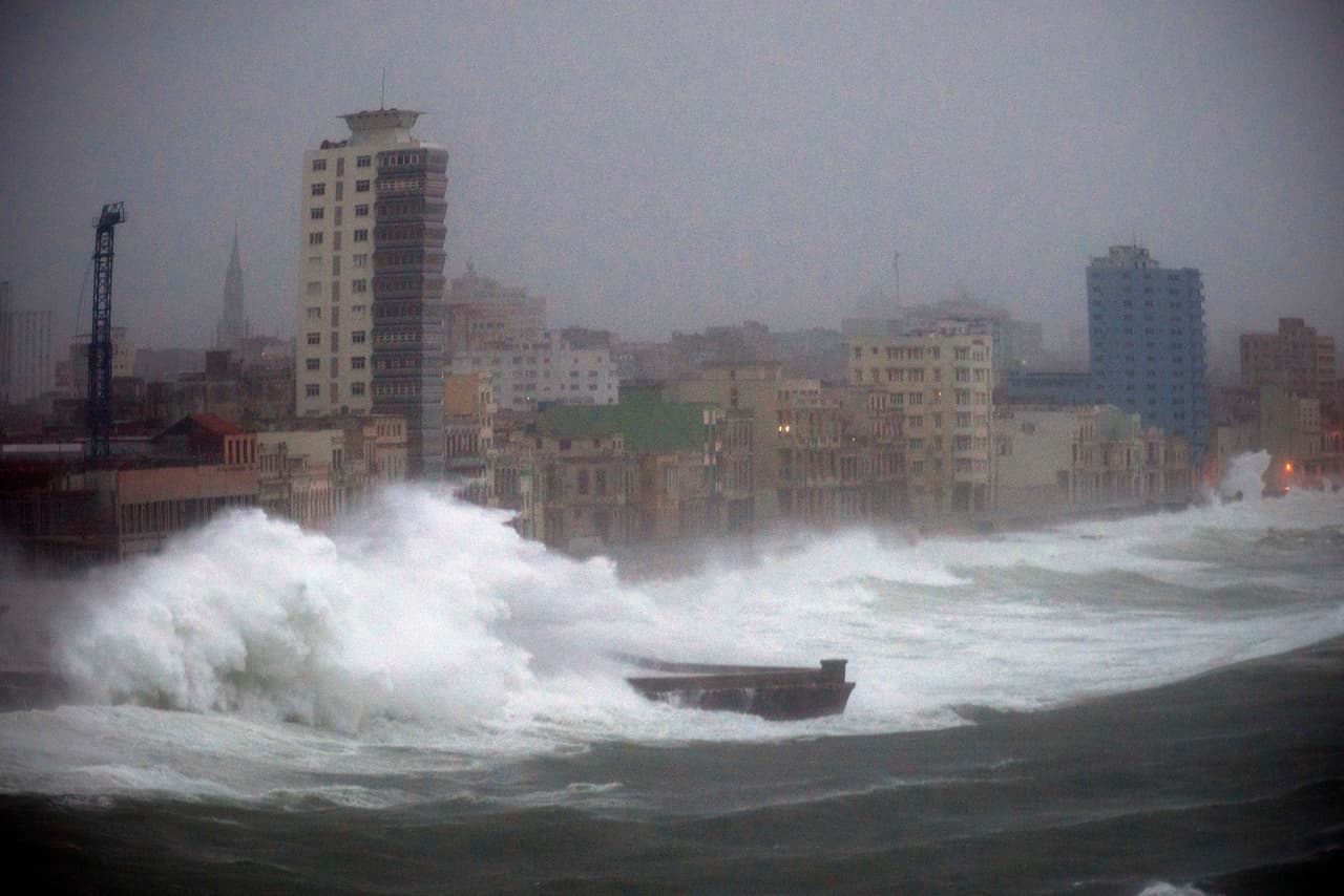 El agua de mar golpeó el Malecón de La Habana con fuerza y se adentró unos 800 pies en la capital,