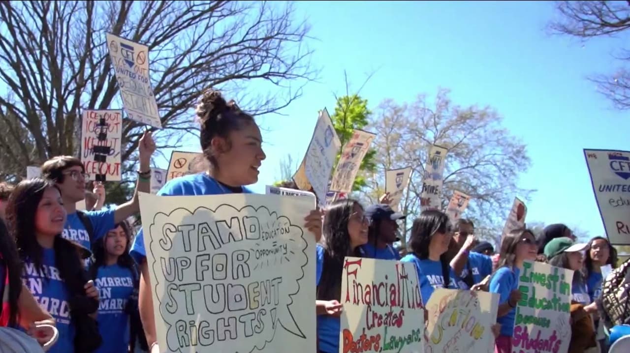 Estudiantes protestan en el Capitolio de California por más inversión educativa