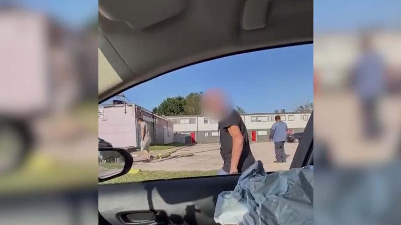 Ataque con machete y presuntos insultos raciales: víctima denuncia agresión en estacionamiento