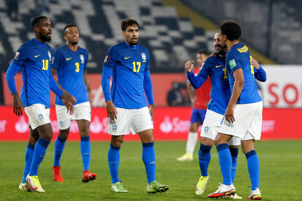 Brasil sufre para conseguir la victoria, pero el gol de Everton Ribeira le dio la victoria a los visitantes 0-1.