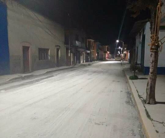 Parte de la Ciudad de México se cubre de ceniza volcánica