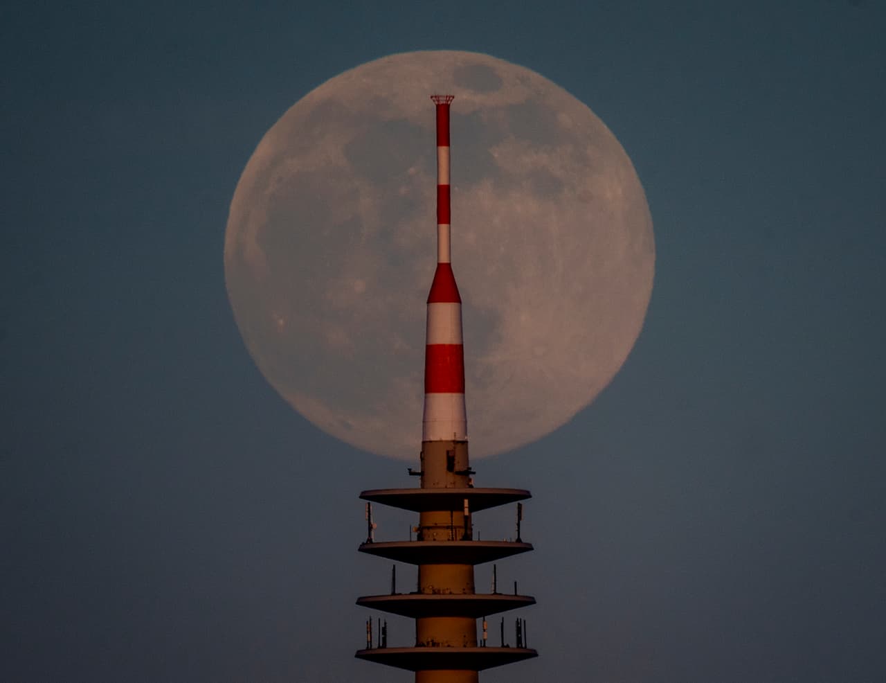 En otra perspectiva, la superluna de este 26 de abril se puede ver 
<b>detrás de una torre de televisión</b> en Frankfurt, Alemania.