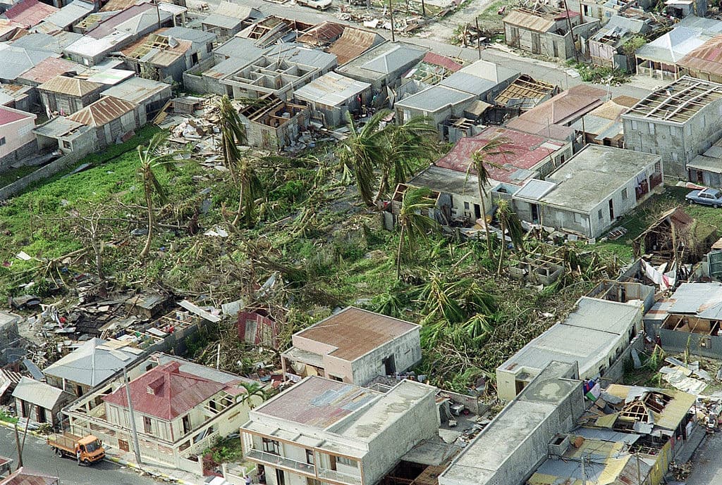 El huracán Hugo deja decenas de miles de damnificados en Puerto Rico. Éste fenómeno llegó a la Isla como un huracán categoría 4 el 18 de septiembre de 1989. Dos personas fueron víctima de este ciclón.