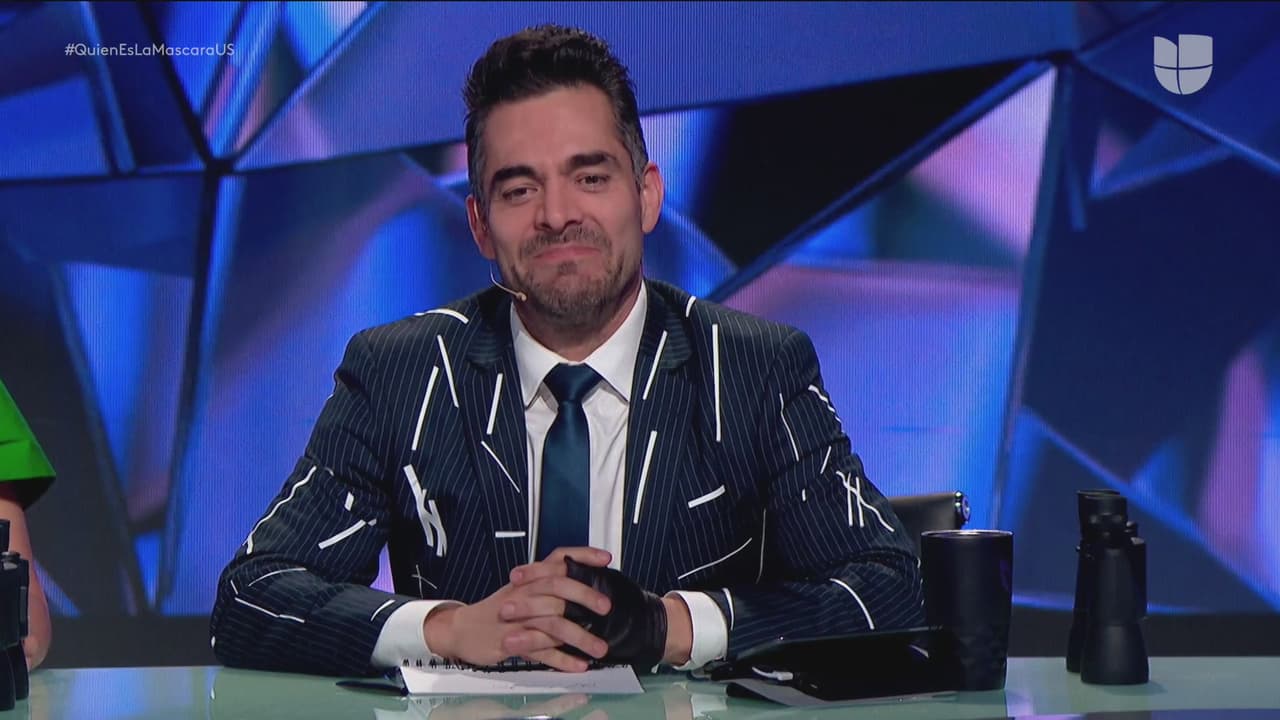 Las bromas entre ambos actores cómicos no tienen descanso en ¿Quién Es La Máscara?, y así vimos a Omar compartiendo lugar con nuestros investigadores Consuelo, Yuri y Carlos.