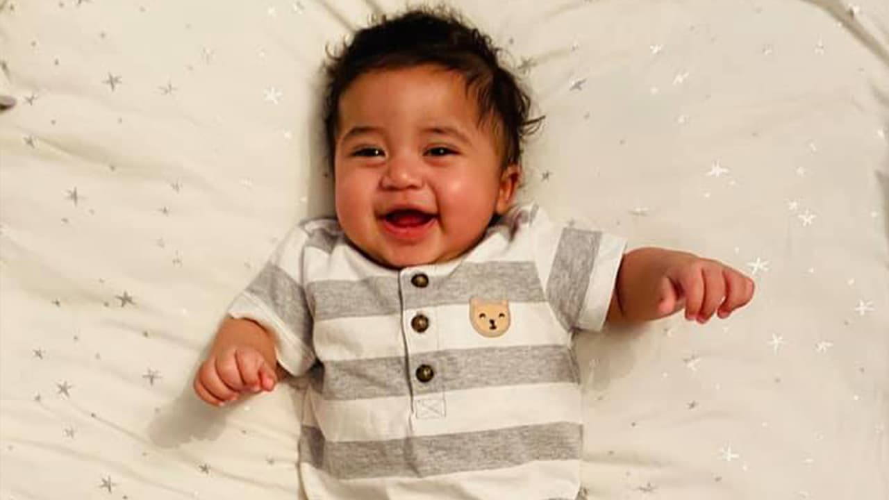 "Su corazón late por sí solo, la sangre corre por sus venas, le hemos estado cambiando los pañales", dijo su madre. Además envió un mensaje al presidente Trump para que los ayudara a que no desconectaran al bebé.