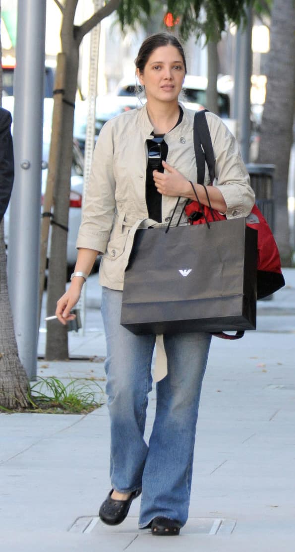 Sólo sabemos de ella cuando participa en alguna telenovela y su último trabajo lo realizó en el 2008 con 'Fuego en la sangre'
<i>. </i>Esta imagen es de un año después cuando la captaron de compras en Los Ángeles.