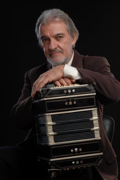 Rodolfo Mederos, compositor. Sus creaciones van desde obras populares hasta sinfónicas.