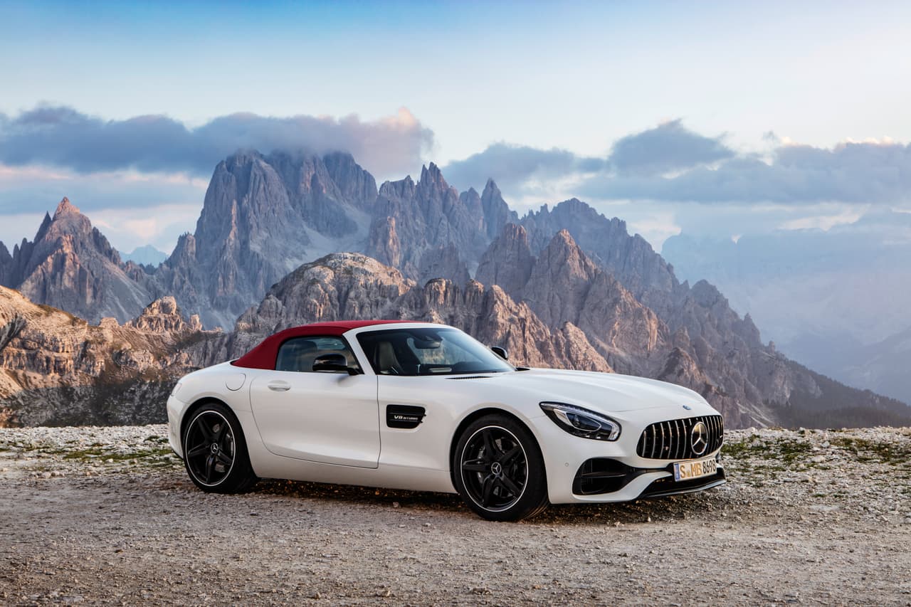 Mercedes-AMG GT Roadster 2018 cuenta con un motor V8 doble turbo de 4.0 litros
<b> c</b>onstruido a mano por los mecánicos artesanos de AMG. El V8 entrega 469 caballos de fuerza y 465 lib.-pie de torque. El nuevo modelo incorpora la 'parrilla panamericana' que debutó en el Mercedes-AMG GT R.