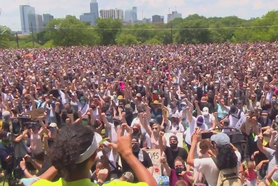 La semana pasada, cuatro concejales le pidieron renunciar. Al mismo tiempo, en línea, 
<a href="https://www.univision.com/local/austin-kakw/piden-renuncia-del-jefe-de-la-policia-de-austin-tras-reclamos-de-brutalidad-policiaca-durante-protestas">más de 40,000 personas han firmado una petición para pedir su destitución. </a>