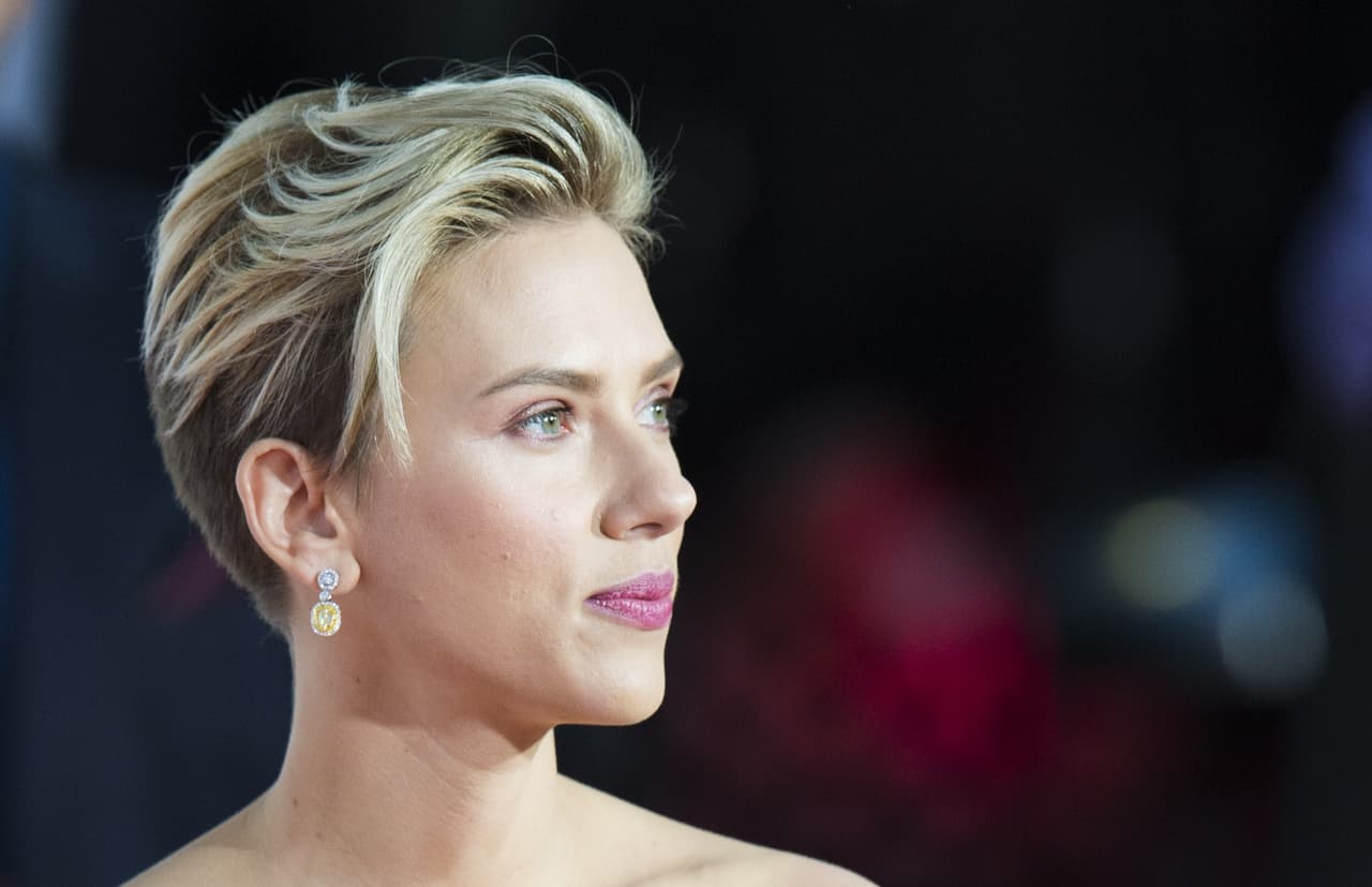 <b>Scarlett Johansson, actriz.</b> "Es mi deber como ciudadana estadounidense ejercer mis derechos, hacer que mi voz se escuche y luchar por lo que creo. La nueva administración ha sido vaga sobre sus planes específicos, pero hay algo que han dejado claro: sus intenciones para reducir 
<b><a href="http://www.univision.com/noticias/anticonceptivos/el-efecto-de-trumpcare-en-las-mujeres-seguros-mas-caros-sin-anticonceptivos-gratuitos">la disponibilidad de los servicios de salud femeninos</a> </b>y
<b> <a href="http://www.univision.com/noticias/salud-y-mujer/este-es-el-plan-de-trump-para-los-derechos-reproductivos-de-las-mujeres">los ataques a los derechos reproductivos de las mujeres</a></b>. Marcharé en Washington para hacerle saber al presidente que nosotros, hombres y mujeres por igual, no nos quedaremos callados y pelearemos para proteger nuestros cuerpos y nuestras elecciones".