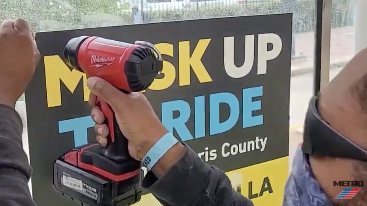 La decisión de Metro Houston de eliminar el uso de mascarillas, se produce después del fallo judicial sobre el mandato federal de uso de cubrebocas y la decisión de la Administración de Seguridad del Transporte (TSA) de suspender su aplicación mientras la Administración Biden revisa el fallo del juez federal.