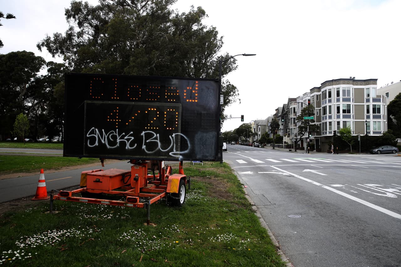 Si bien las autoridades no han restringido el acceso a 'Dolores Park', la historia es muy distinta en el parque Golden Gate, donde cada año se realiza 
<a href="https://www.univision.com/local/los-angeles-kmex/la-marihuana-recreativa-ya-es-legal-en-california-pero-para-su-compra-hay-restricciones" target="_blank">la celebración masiva conocida como '420'</a>.