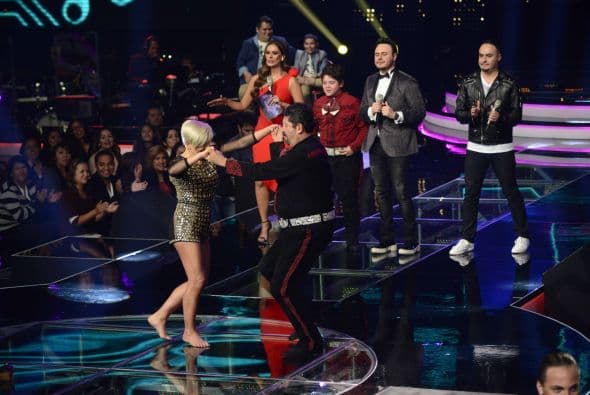 Los jueces subieron al escenario para darnos una clase de baile. Ana Torroja hasta se quitó los zapatos, Cristian Castro enseñó su movimiento de cadera a María León, Espinoza Paz bailó pegadito con Paty Cantú y Pee Wee se movió con candela.
