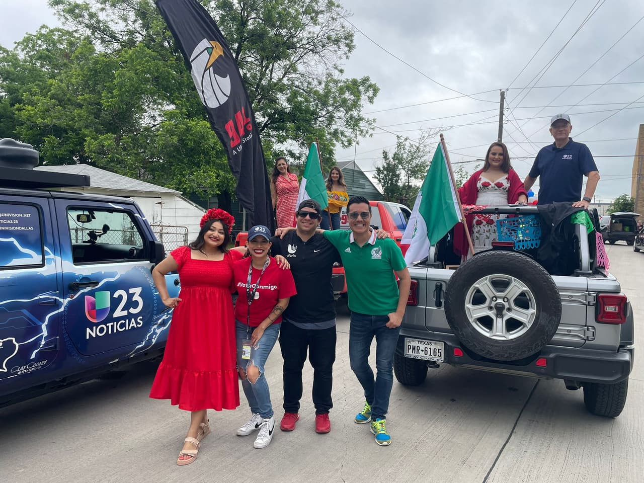 El equipo de Noticias 23 en el desfile del 5 de mayo en Grand Prairie.