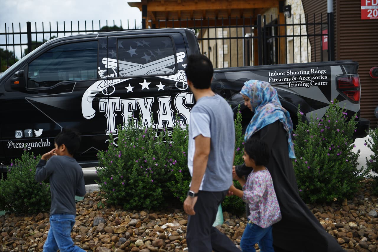 La escopeta y el revolver .38 del atacante pertenecían a su padre, que poseía ambas armas legalmente. Se desconoce si el padre estaba enterado de que su hijo se las había llevado.
