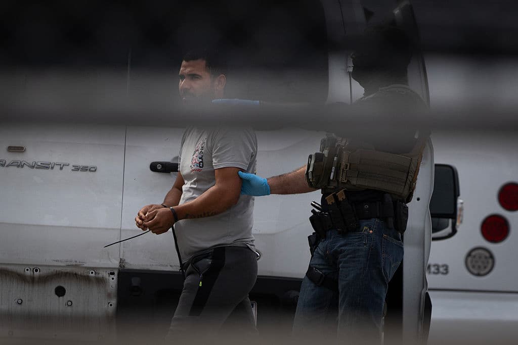 Manifestantes y reporteros tuvieron que huir de la nube de humo de los gases lacrimógenos, algunos sentados, tumbados o arrestados por los agentes.