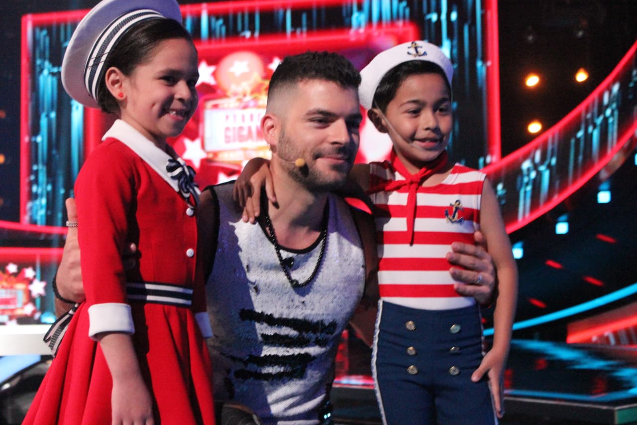 Adrián con su parejita favorita de baile: Diego y Luisangeli.